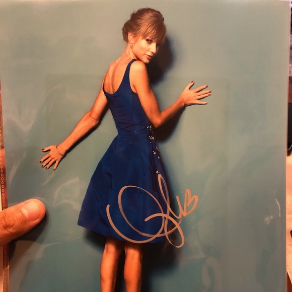 Taylor swift signed with COA 🖊 - Picture 1 of 5